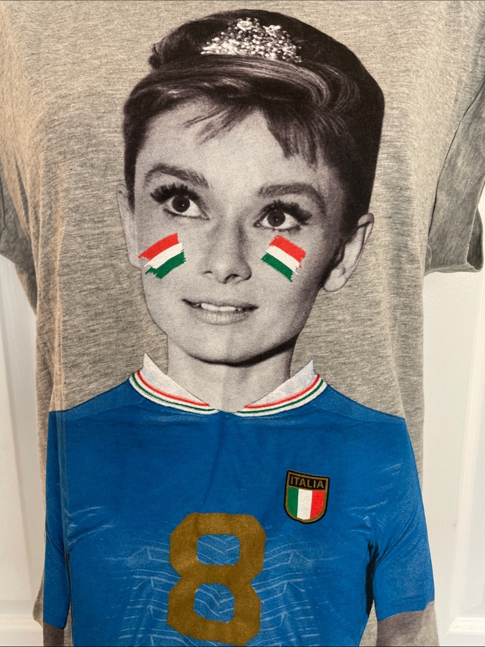 LARUE DOLCE SHIRT SHOWING AUDREY HEPERN IN BLUE AZZURRI JERSEY & FIGC CREST SZ L - Picture 3 of 10